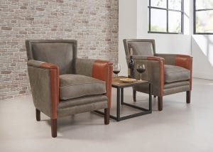 Delta-chesterfield-eigentijds-fauteuils-william-grey-cognac-zijaanzicht-rechts-met-tafel