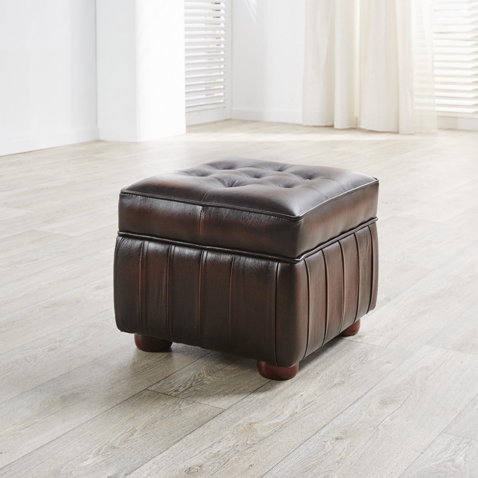 Delta-chesterfield-traditioneel-pouffe-box-dichte-top