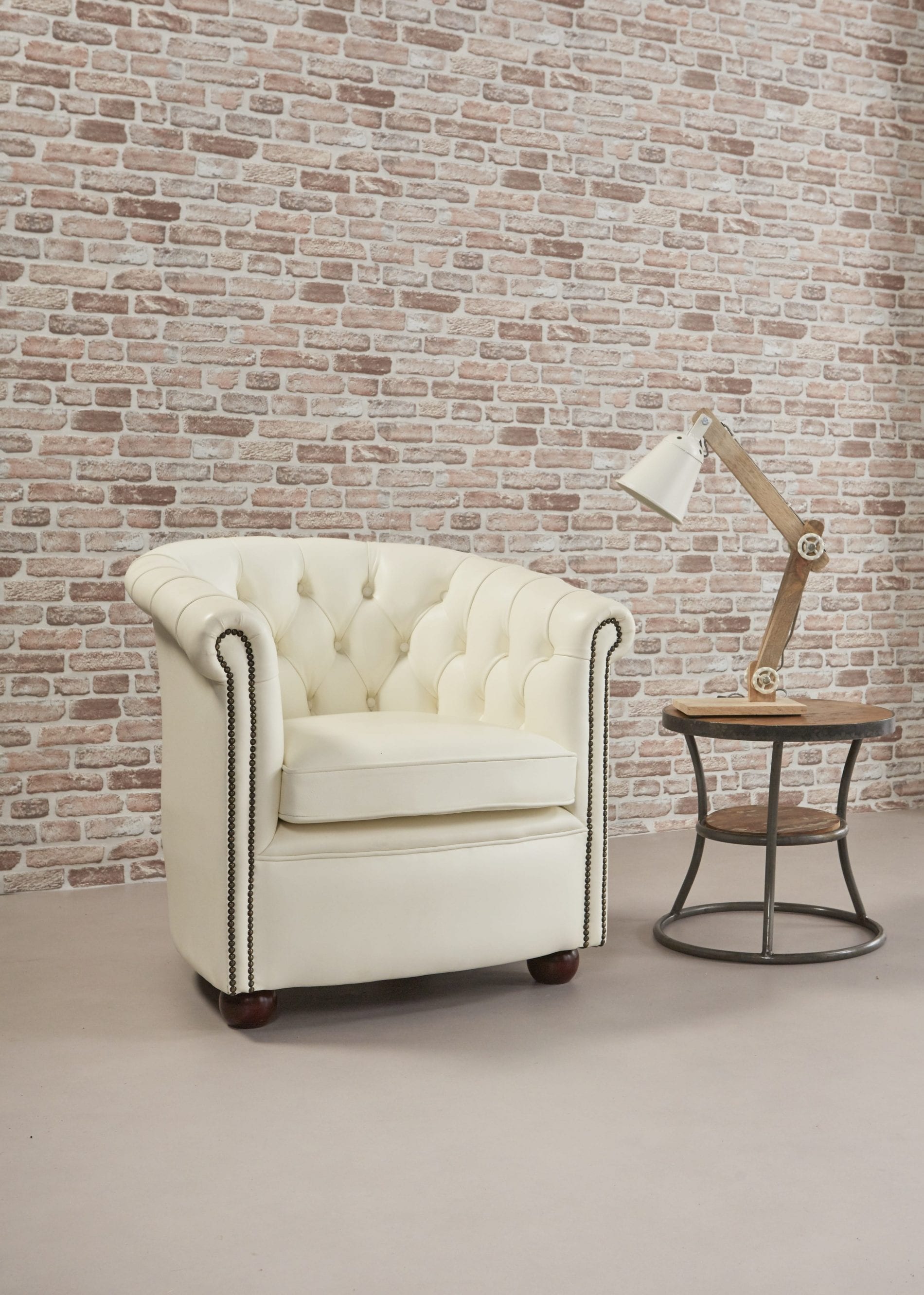 Delta-chesterfield-traditioneel-tub-chair-byran-magnolia-white-zijaanzicht-rechts-met-lamp