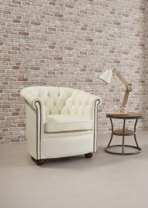 Delta-chesterfield-traditioneel-tub-chair-byran-magnolia-white-zijaanzicht-rechts-met-lamp