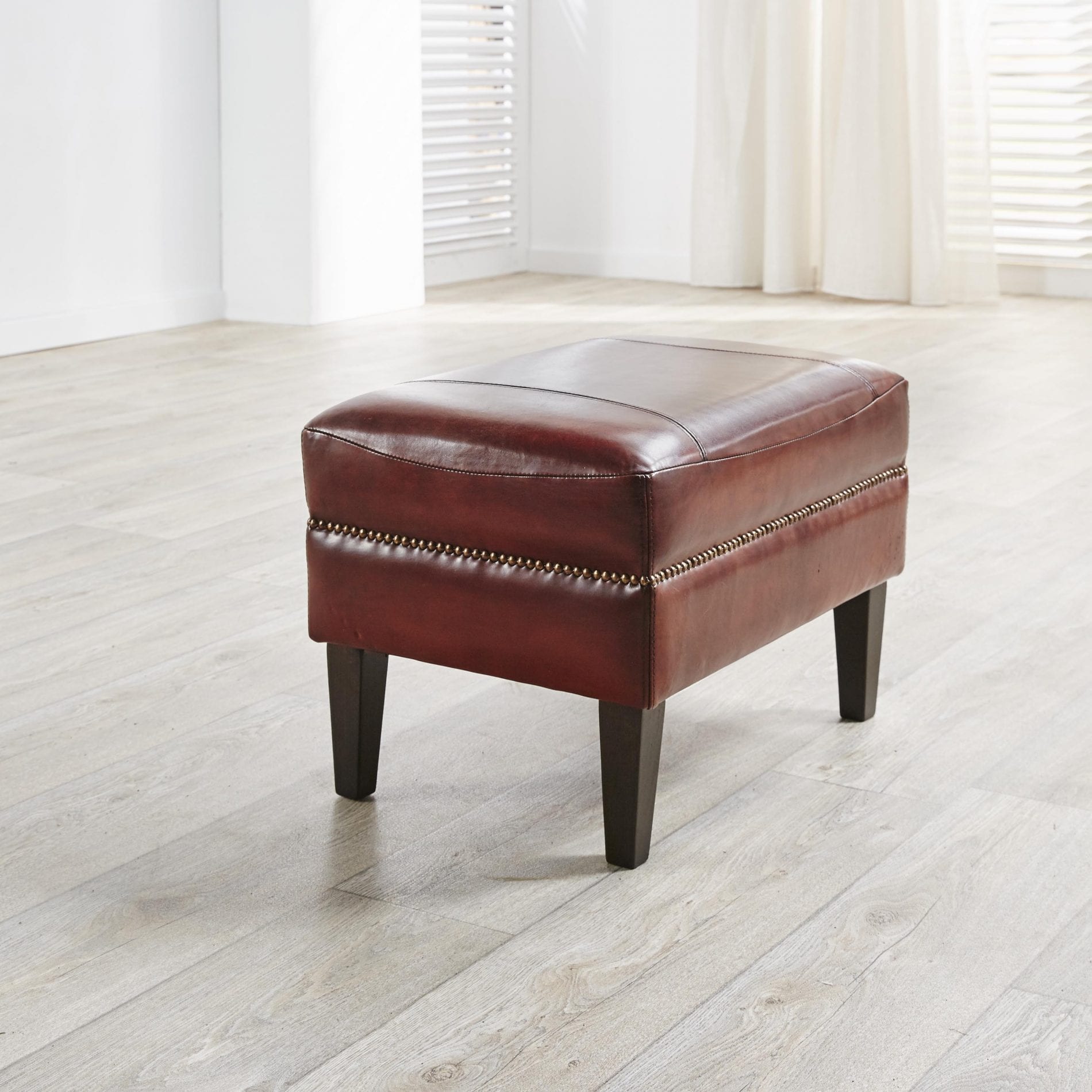 delta-chesterfield-sydney_met-stiknaad-poef-pouffe-schaap-middelbruin