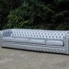 Zilverkleurige grote chesterfield bank