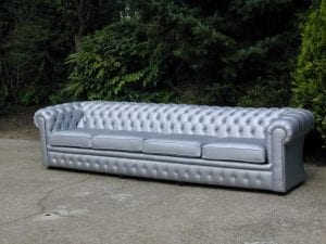 Zilverkleurige grote chesterfield bank