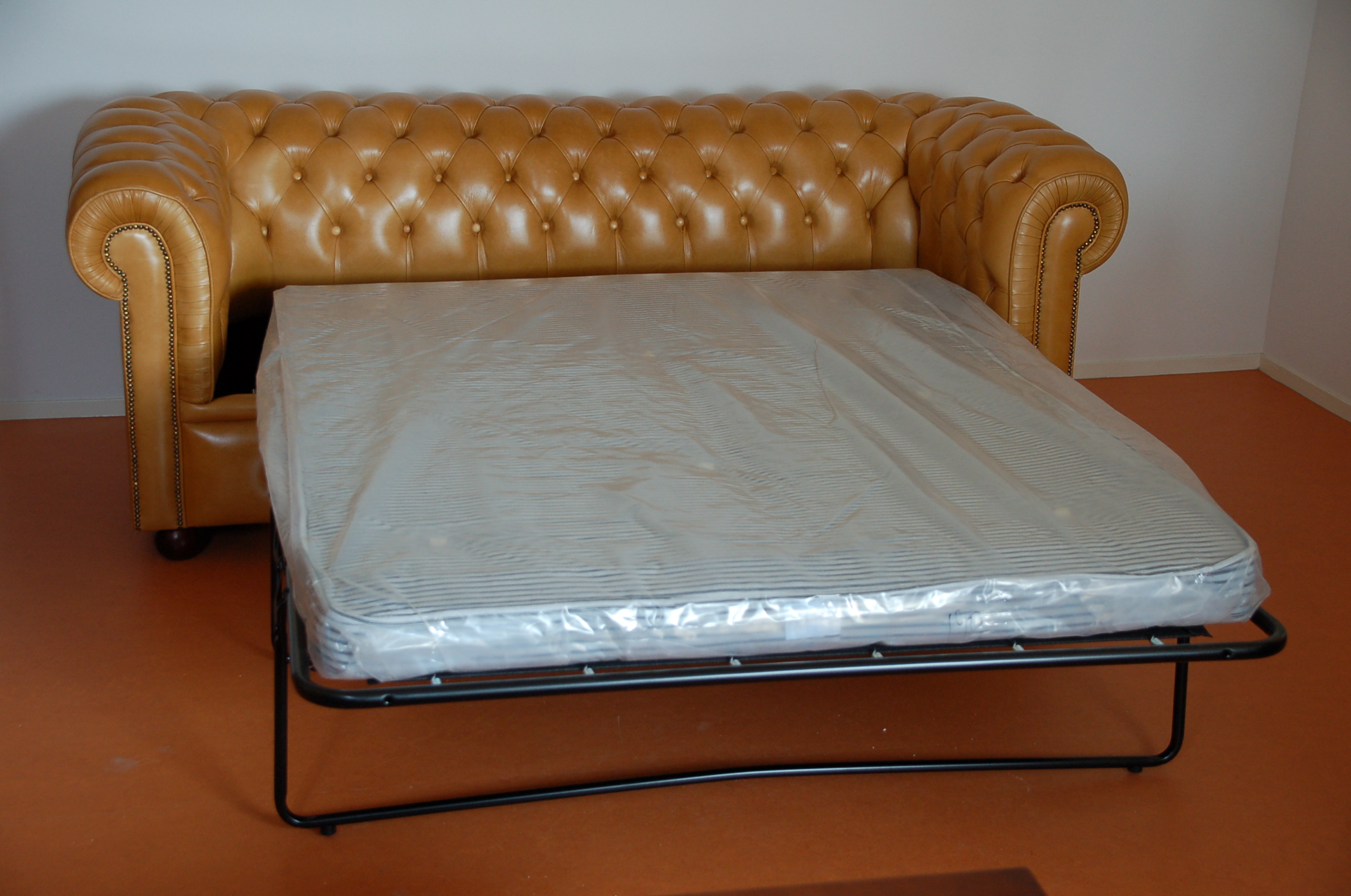 Originele Engelse Chesterfield bedbank. Zelf samen te stellen bij Delta Chesterfield in Epse / Deventer, Eindhoven of Akkrum. Comfortabel slapen