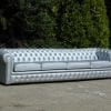 Zilverkleurige grote chesterfield bank