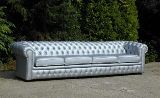 Zilverkleurige grote chesterfield bank