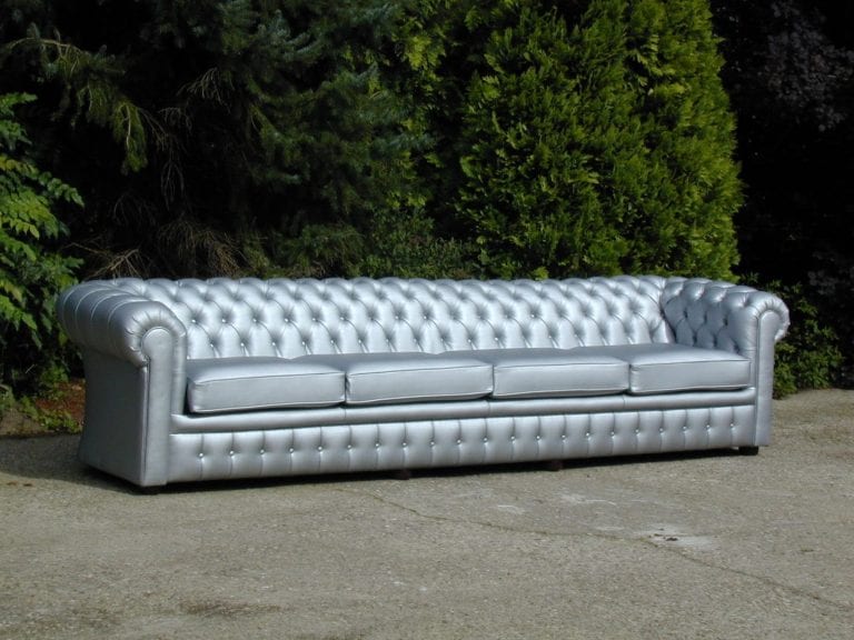 Zilverkleurige grote chesterfield bank