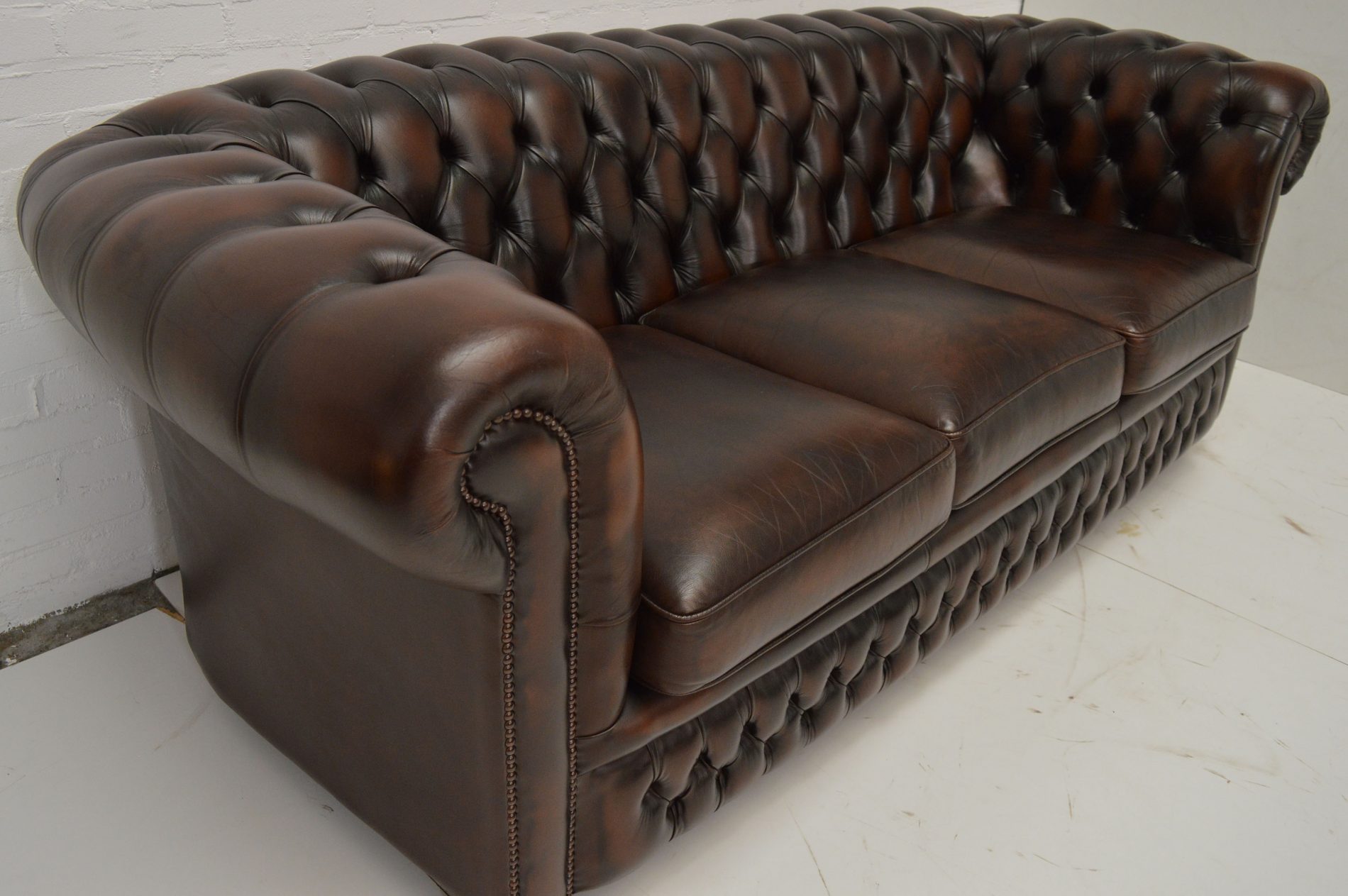 Traditionele drie zits chesterfield bank.