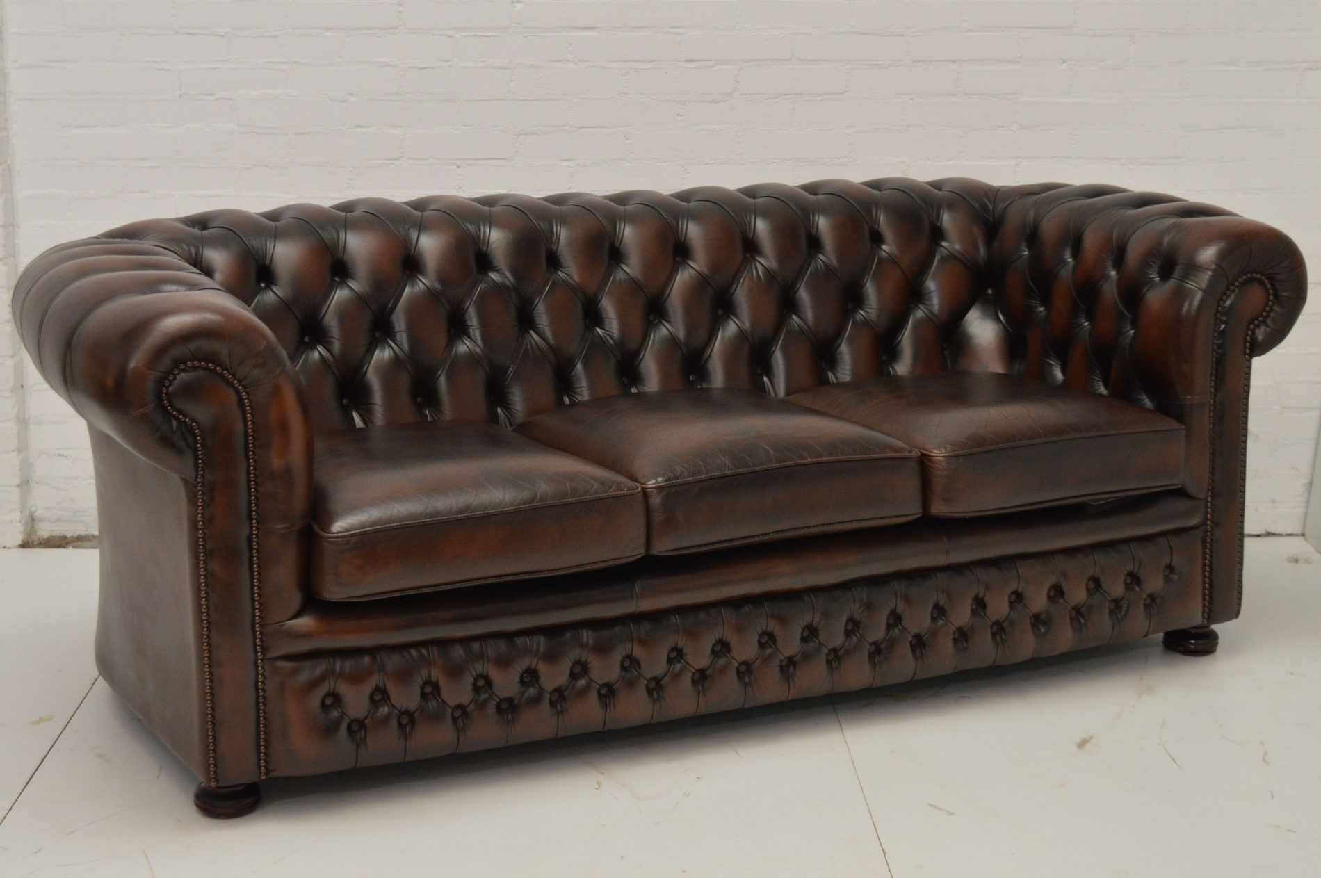 Traditionele drie zits chesterfield bank.