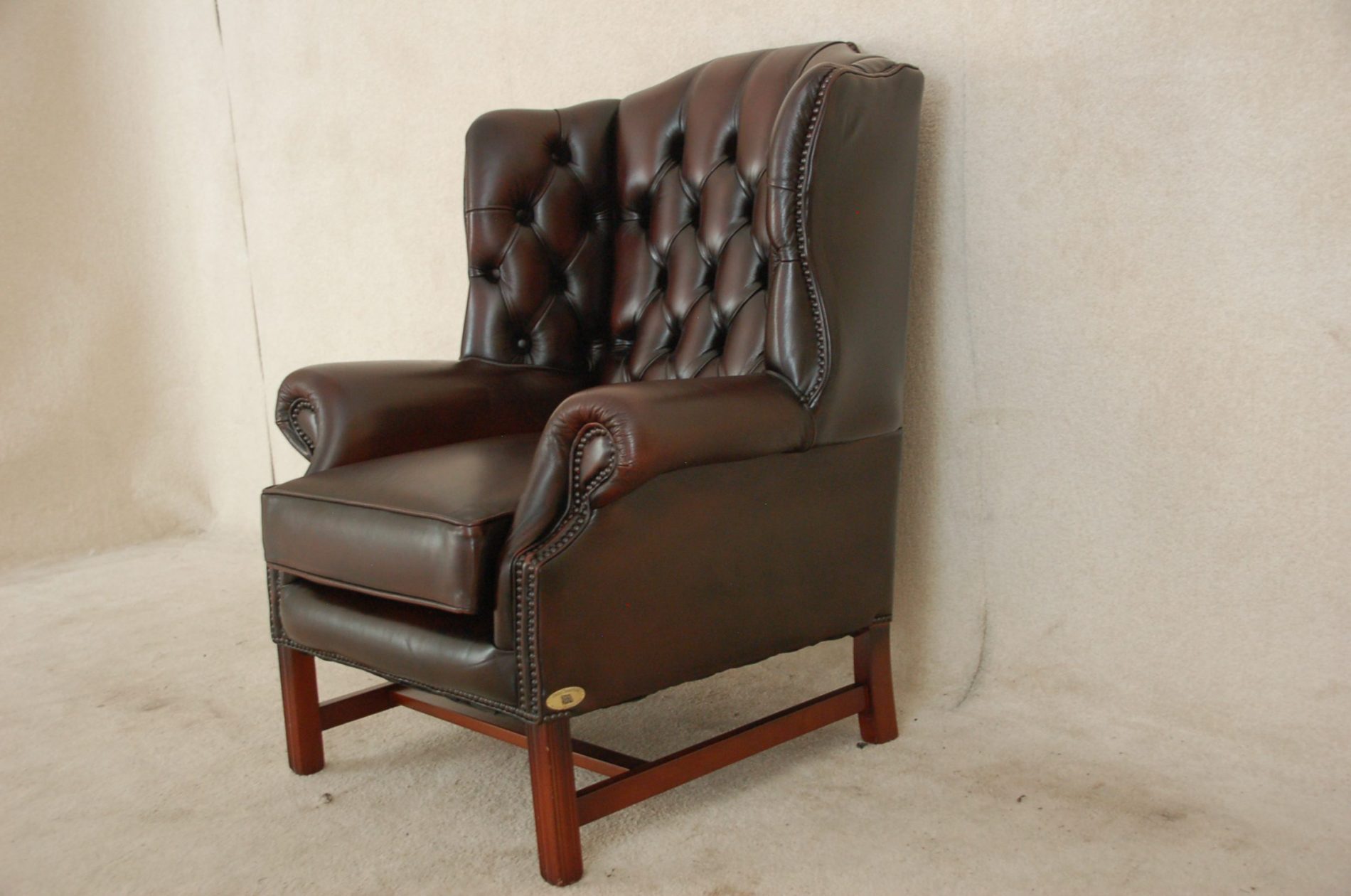 chesterfield highback chair met H-legs in het bruin