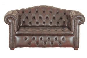 Elegante 2-zits Chesterfield bank in antiek bruin met geknoopte zitting. Hoge rugleuning voor extra comfort. In goede staat, inclusief occasion-garantie