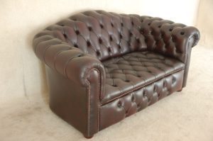 Elegante 2-zits Chesterfield bank in antiek bruin met geknoopte zitting. Hoge rugleuning voor extra comfort. In goede staat, inclusief occasion-garantie
