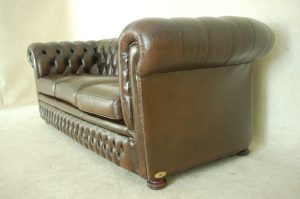 Deze Royale 3 zits Chesterfield koopt je bij Delta Chesterfield in Akkrum √ Grote keuze gerenoveerd of ongerenoveerd √ Met garantie