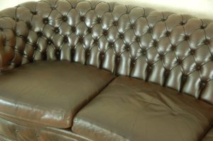 Stijlvolle 3+1+1 gebruikte Chesterfield set met gebogen rugleuning en zachte zitkussens. In goede staat en inclusief occasion-garantie voor extra zekerheid