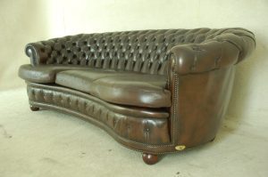 Stijlvolle 3+1+1 gebruikte Chesterfield set met gebogen rugleuning en zachte zitkussens. In goede staat en inclusief occasion-garantie voor extra zekerheid