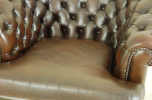 Stijlvolle 3+1+1 gebruikte Chesterfield set met gebogen rugleuning en zachte zitkussens. In goede staat en inclusief occasion-garantie voor extra zekerheid