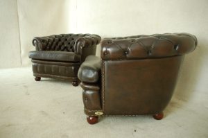 Stijlvolle 3+1+1 gebruikte Chesterfield set met gebogen rugleuning en zachte zitkussens. In goede staat en inclusief occasion-garantie voor extra zekerheid