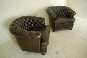 Stijlvolle 3+1+1 gebruikte Chesterfield set met gebogen rugleuning en zachte zitkussens. In goede staat en inclusief occasion-garantie voor extra zekerheid