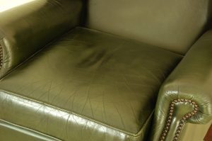 Engelse Gladde Chesterfield oorfauteuil