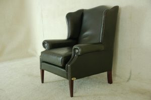 Engelse Gladde Chesterfield oorfauteuil