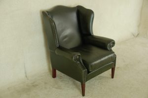 Engelse Gladde Chesterfield oorfauteuil