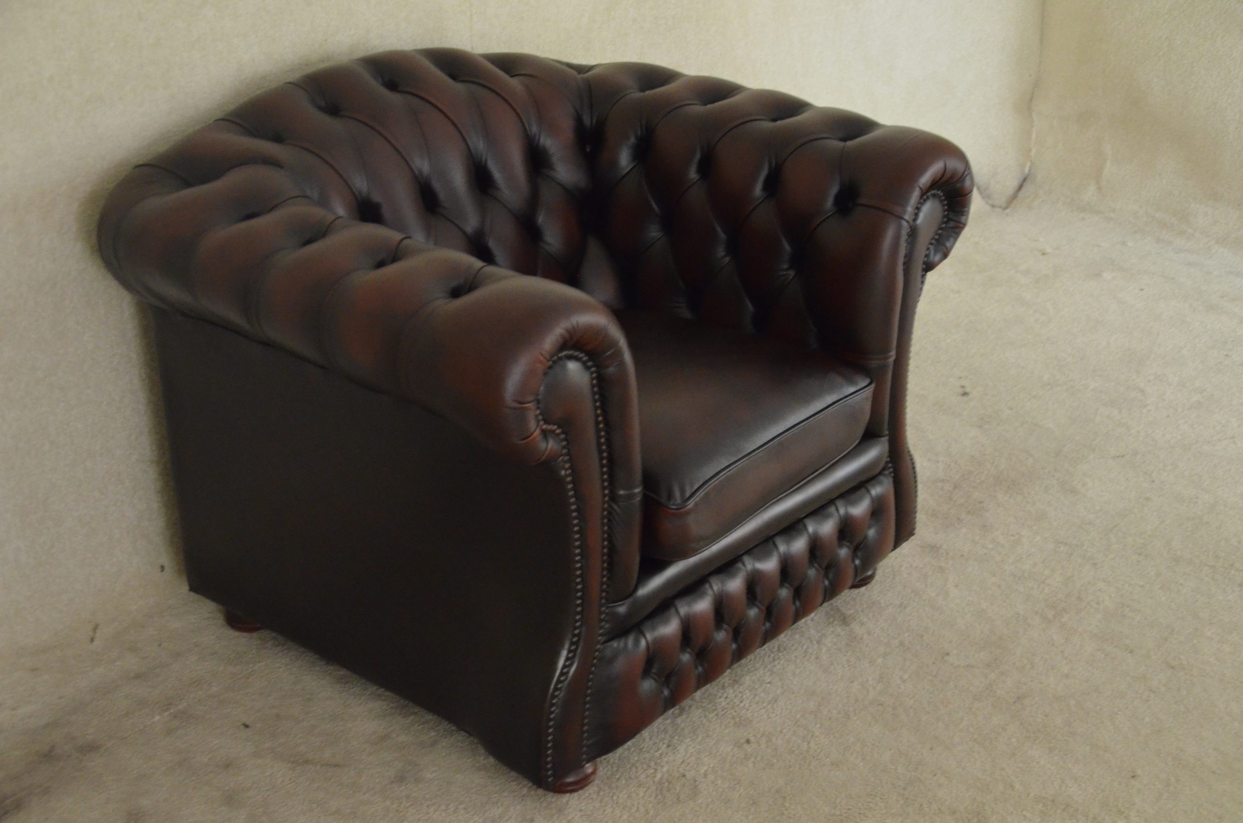 3+2+1 zits Chesterfield set in ant. Brown