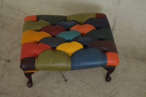 toonkamermodel multi color chesterfield poef