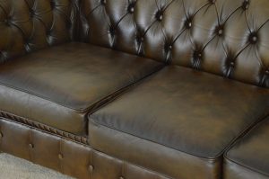 basic driezits gebruikte chesterfield in goudbruine kleur