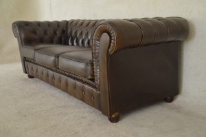 basic driezits gebruikte chesterfield in goudbruine kleur