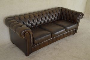 basic driezits gebruikte chesterfield in goudbruine kleur