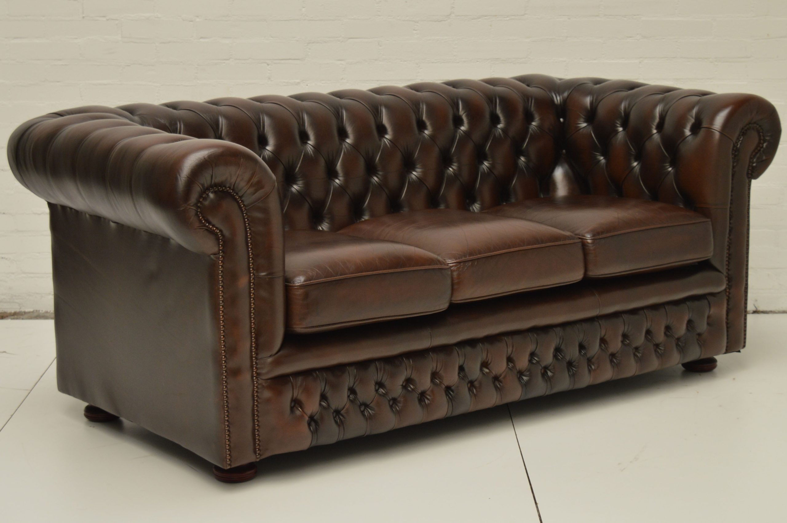 3 zits chesterfield in ant. Brown