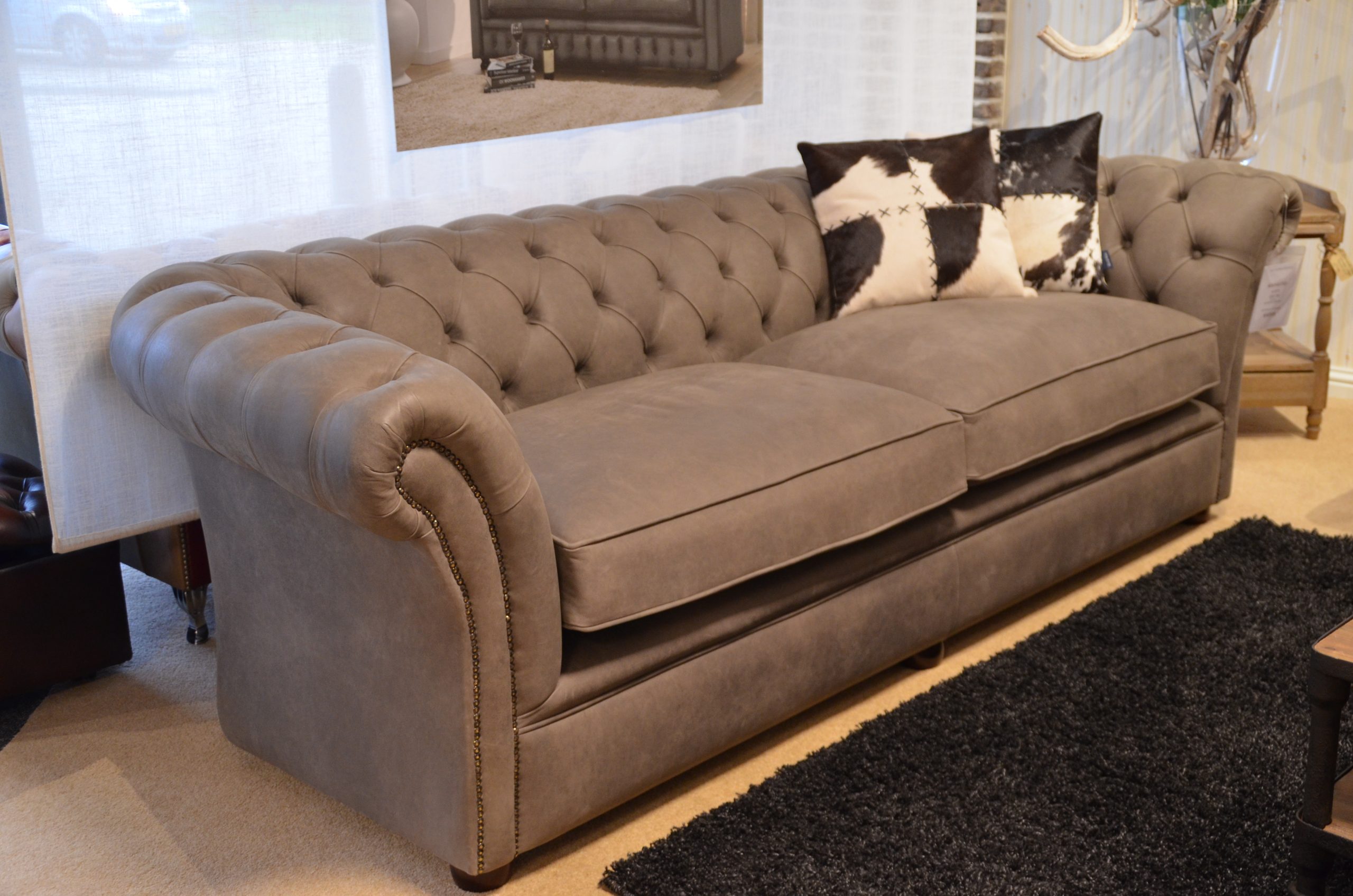 Chesterfield 4 zits Chesterfield model Rochester in cannonbal kleur op voorraad met korting