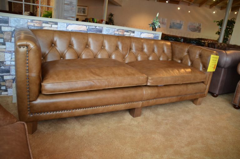 Grote eigentijdse chesterfield bank model Burton