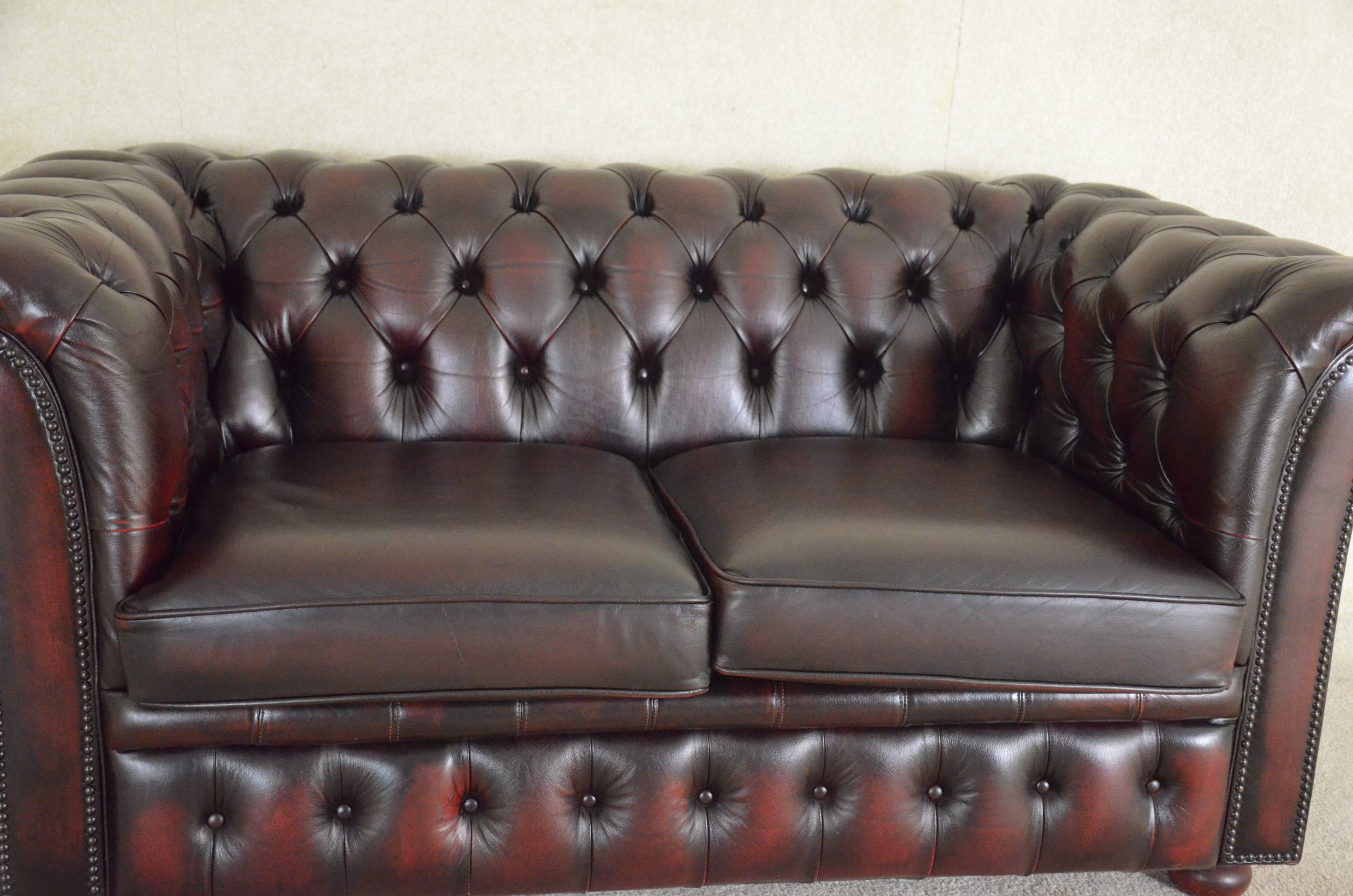 2 zits chesterfield sandhurst in ant. Red