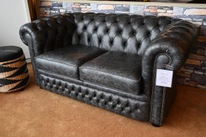 2 zits chesterfield bank in zwart vintage leder