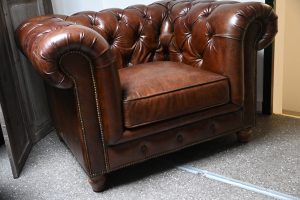 chesterfield lowback chair met stapelkorting