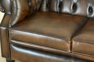 gebruikte 2 zits chesterfield bank met medium hoge rug