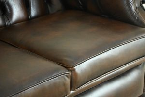 gebruikte 2 zits chesterfield bank met medium hoge rug