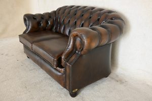 gebruikte 2 zits chesterfield bank met medium hoge rug