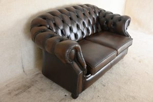 gebruikte 2 zits chesterfield bank met medium hoge rug