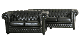 Ontdek deze elegante Chesterfield set met een curved-back. Stevige rugleuning, medium harde zit en nieuw leer op de zitkussens.