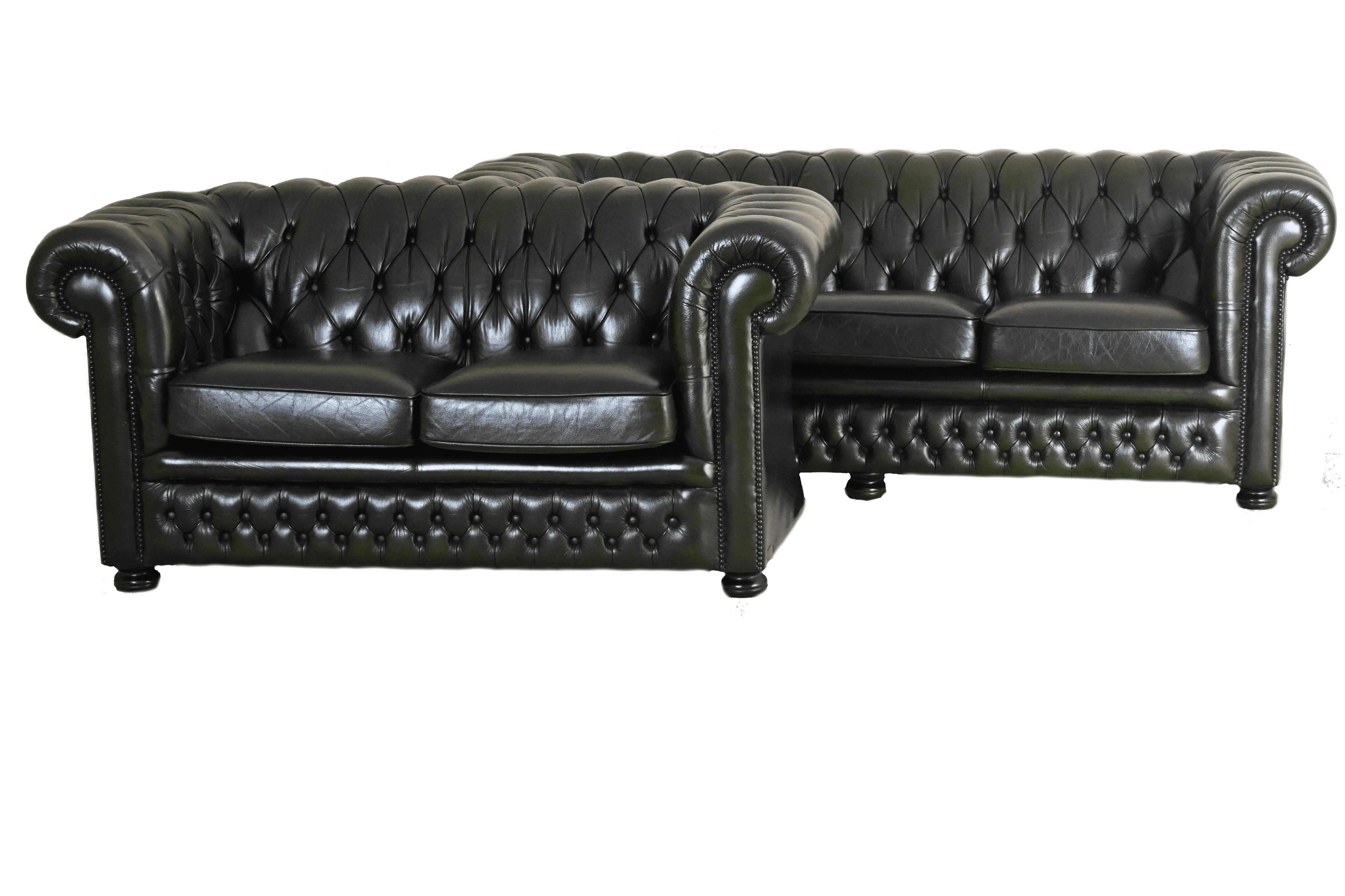 Ontdek deze elegante Chesterfield set met een curved-back. Stevige rugleuning, medium harde zit en nieuw leer op de zitkussens.