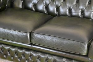 Ontdek deze elegante Chesterfield set met een curved-back. Stevige rugleuning, medium harde zit en nieuw leer op de zitkussens.
