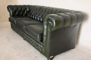 Ontdek deze elegante Chesterfield set met een curved-back. Stevige rugleuning, medium harde zit en nieuw leer op de zitkussens.