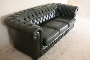 Ontdek deze elegante Chesterfield set met een curved-back. Stevige rugleuning, medium harde zit en nieuw leer op de zitkussens.