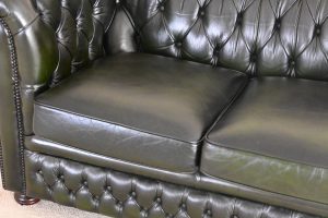 Ontdek deze elegante Chesterfield set met een curved-back. Stevige rugleuning, medium harde zit en nieuw leer op de zitkussens.