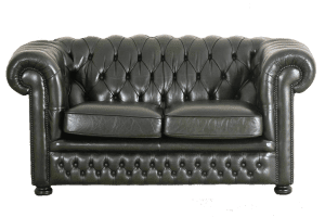 Ontdek deze elegante Chesterfield set met een curved-back. Stevige rugleuning, medium harde zit en nieuw leer op de zitkussens.