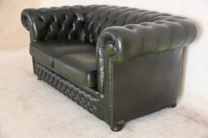 Ontdek deze elegante Chesterfield set met een curved-back. Stevige rugleuning, medium harde zit en nieuw leer op de zitkussens.
