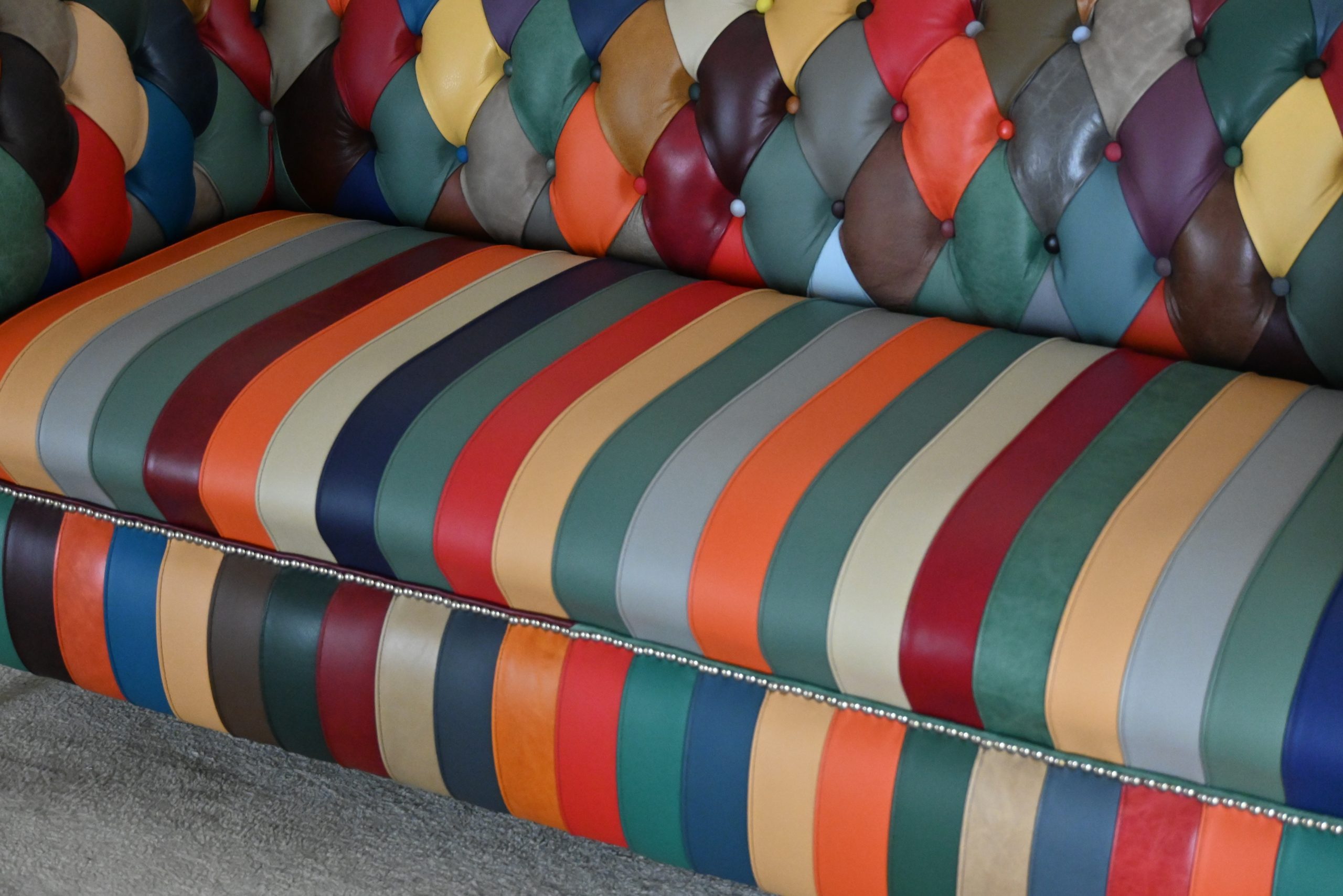 toonkamermodel multicolor stripe chesterfield bank