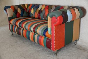 toonkamermodel multicolor stripe chesterfield bank